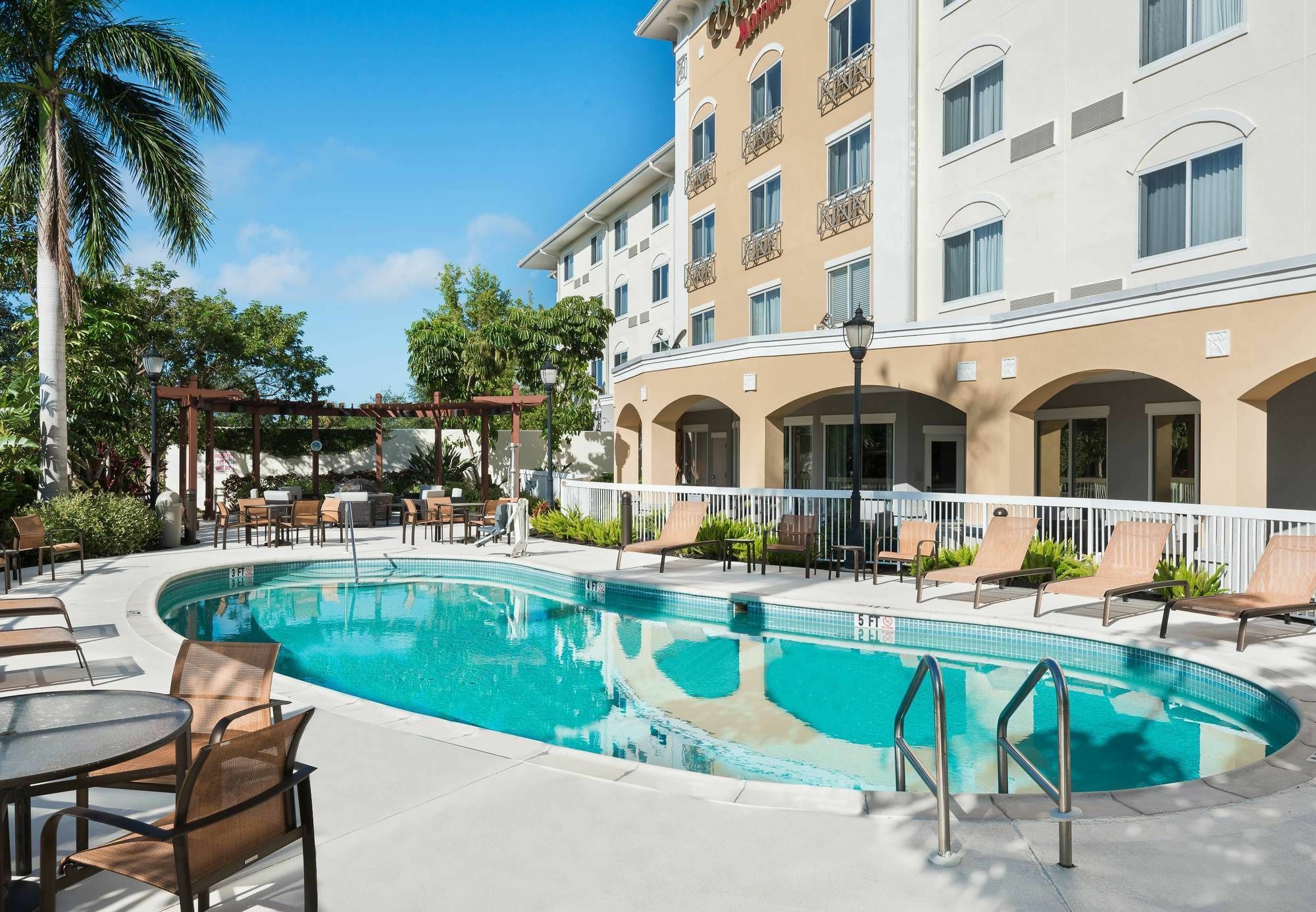 Courtyard By Marriott Fort Myers I 75 Gulf Coast Town Center Hotel Estero Exterior photo